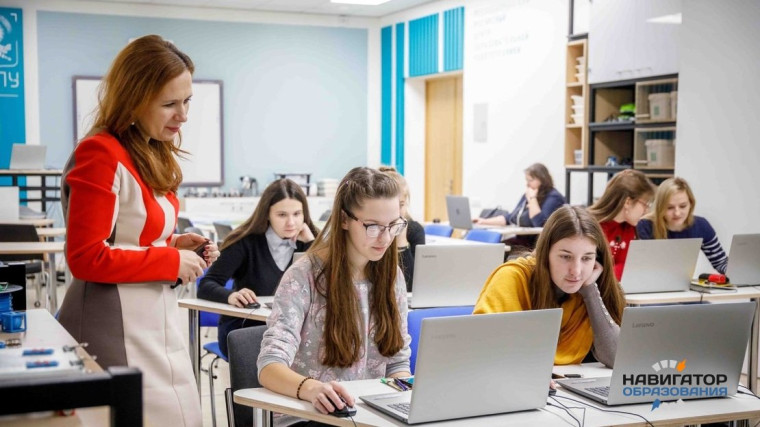 О переподготовке преподавателей истории, дефиците учителей информатики и «белом» интернете в школах.