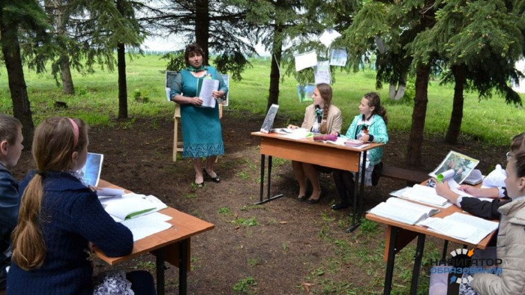 О школьных уроках на открытом воздухе и разделе про СВО в новом учебнике истории для 11-х классов.